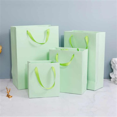 Laminatlangan sovg'alar sumkalari